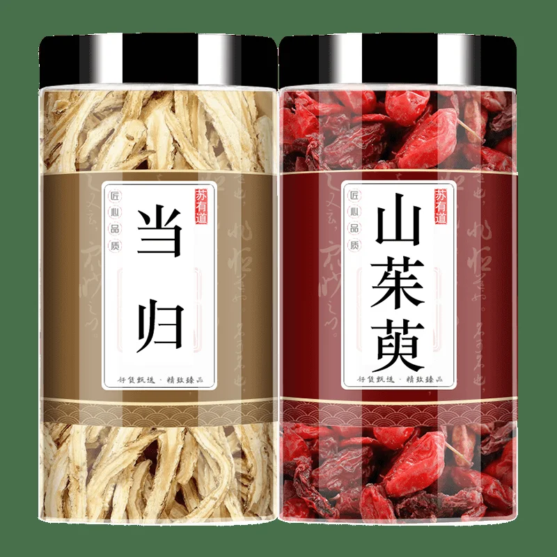 山茱萸泡酒成品图：玻璃罐中红润的山茱萸果在琥珀色酒液中清晰可见，展示了家庭自制山茱萸酒的经典形态。_1