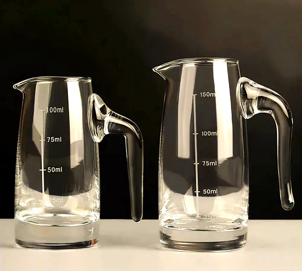 一瓶500毫升白酒与四种不同材质和容量的分酒器摆放在桌面上，展示分酒器与酒瓶的实际比例关系_1