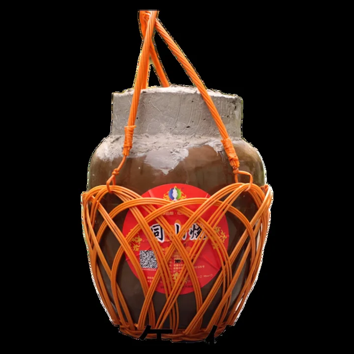 一杯粮食白酒在桌面上静静燃烧，火焰呈现淡蓝色，周围是酿酒相关的工具和笔记。_1