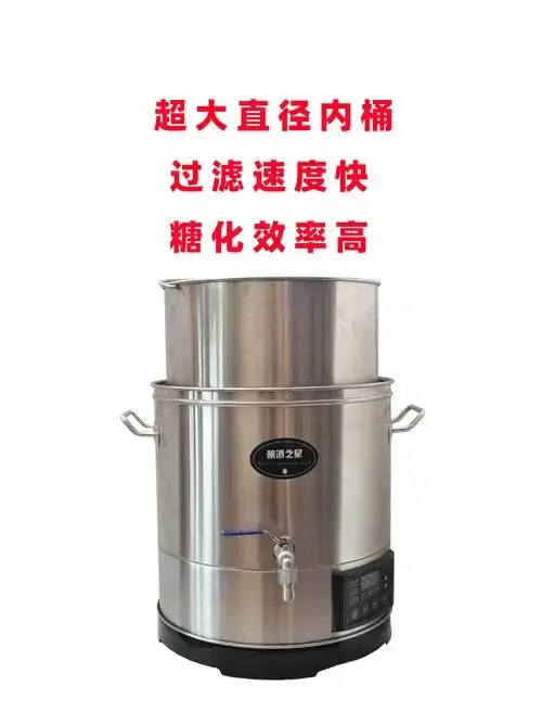 家用自酿啤酒全套设备组合，包括酿造桶、发酵罐、测量工具等，摆放在家庭工作台上，适合新手参考。_1