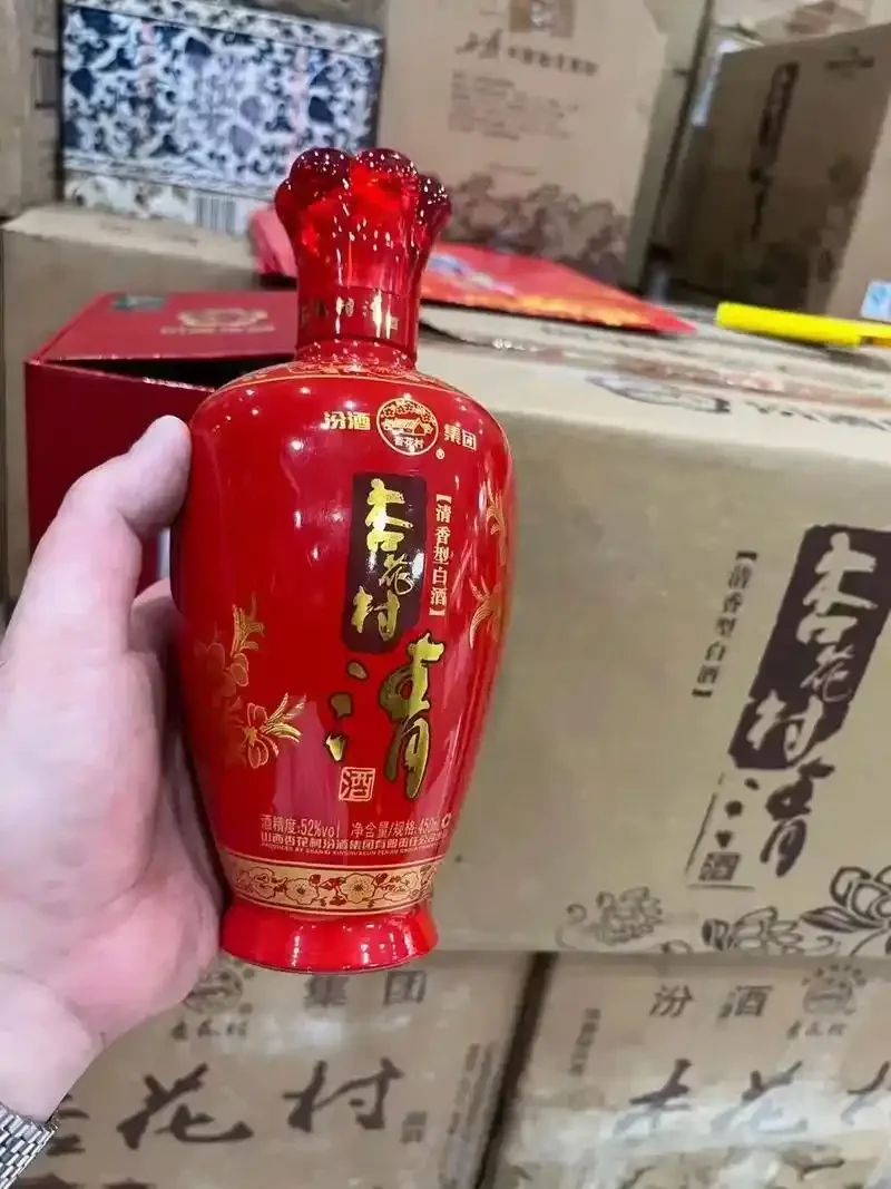 酿酒师在专业工作台上进行清香型白酒小样勾调，使用量筒、滴管和品酒杯。_1