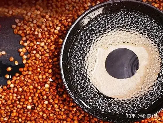 资深酿酒师在酒窖中对酱香型白酒进行讲解，桌上对比展示了不同香型的白酒_1