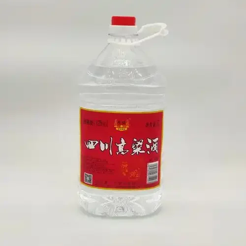 四川经典纯粮酒与酿酒原料组合展示图，包括五粮液、泸州老窖、郎酒等品牌与高粱小麦等粮食。_1