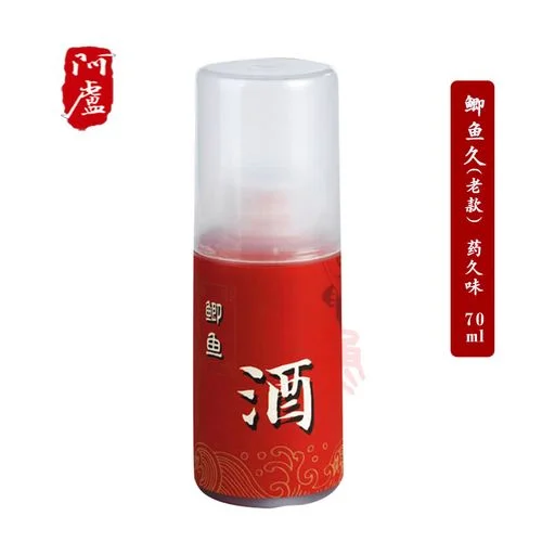 专业酿酒师工作台上摆放的钓鱼药酒制作原料：多种中药材、纯粮白酒和泡酒工具。_1