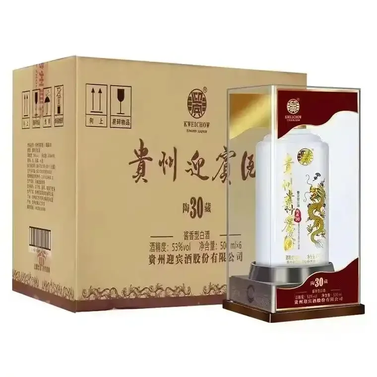 覆盖着灰尘和岁月痕迹的陶坛陈年老酒，静置于传统砖窖中，光线从侧面照亮，营造出时光沉淀的氛围。_1