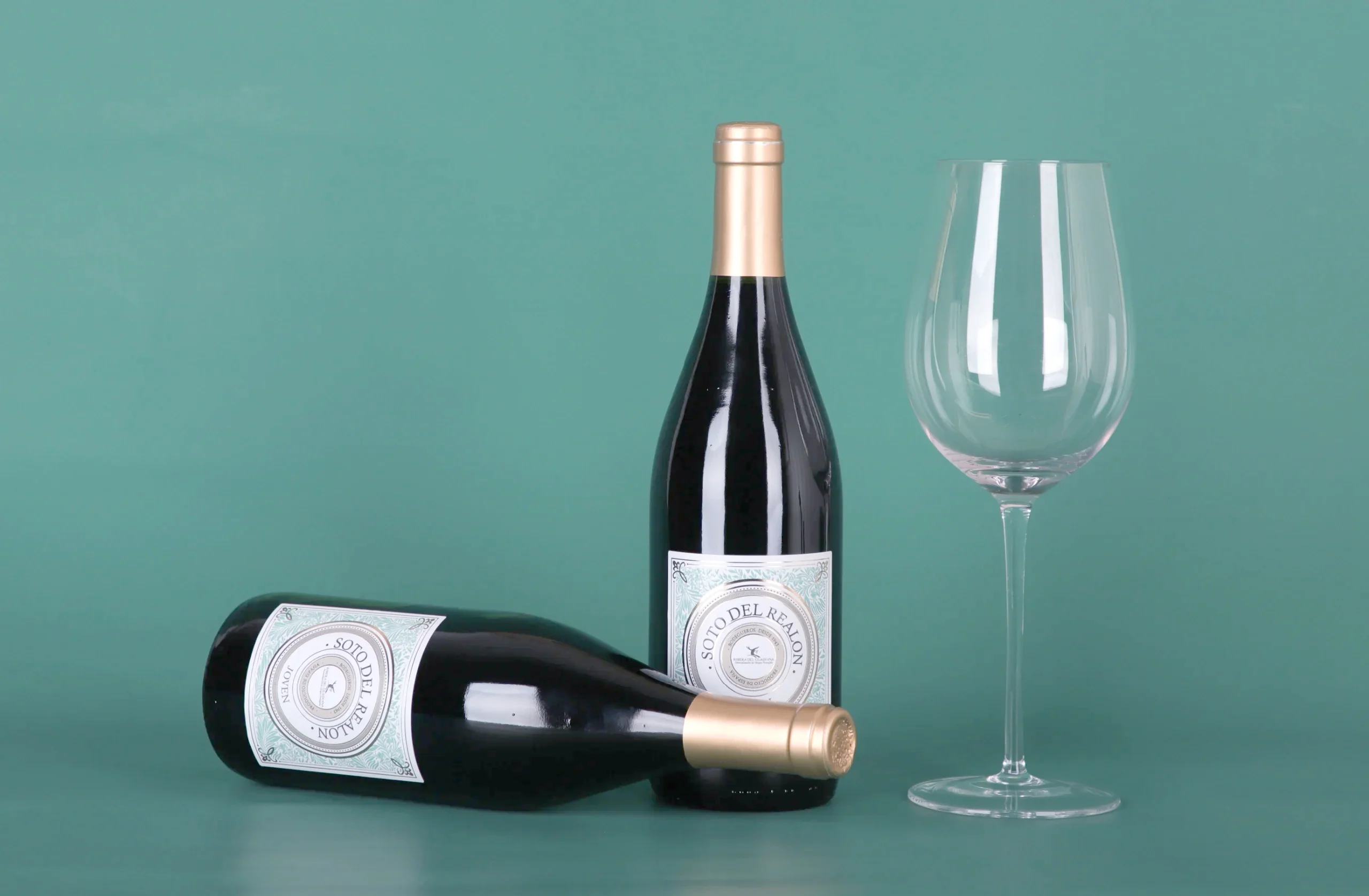 巴图斯酒庄葡萄园与酒窖内景，特写成熟梅洛葡萄与陈年橡木桶，展现顶级风土与酿造环境_1