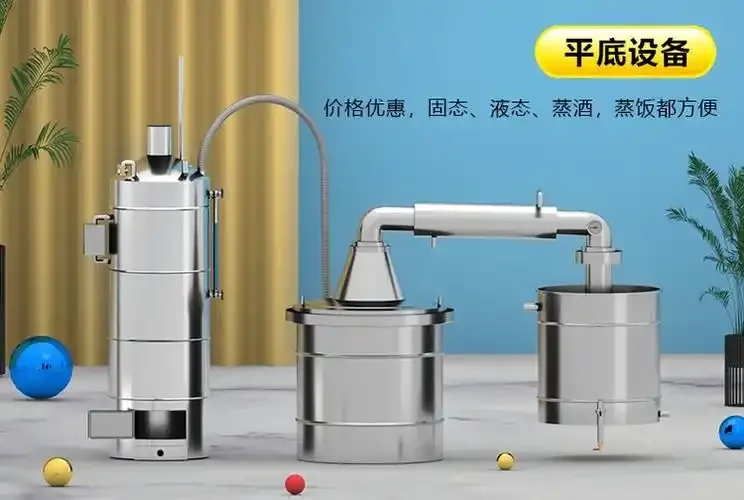 家用小型酿酒设备在厨房台面上的实物摆拍，包含蒸馏器、冷凝器和接收瓶，旁边有酿酒原料作为点缀。_1