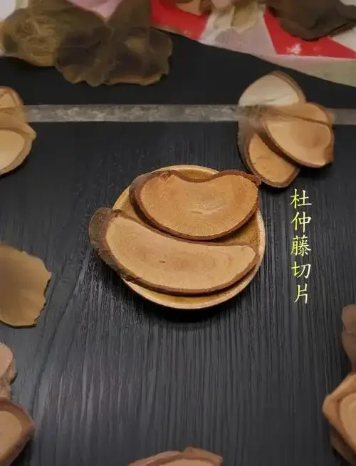 透明玻璃罐中正在浸泡的藤杜仲养生酒，旁边摆放着原材料和工具，展示了泡酒的制作现场。_1