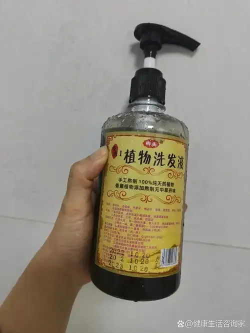 传统中药泡酒配方展示：玻璃罐中浸泡人参、何首乌等中药材_1