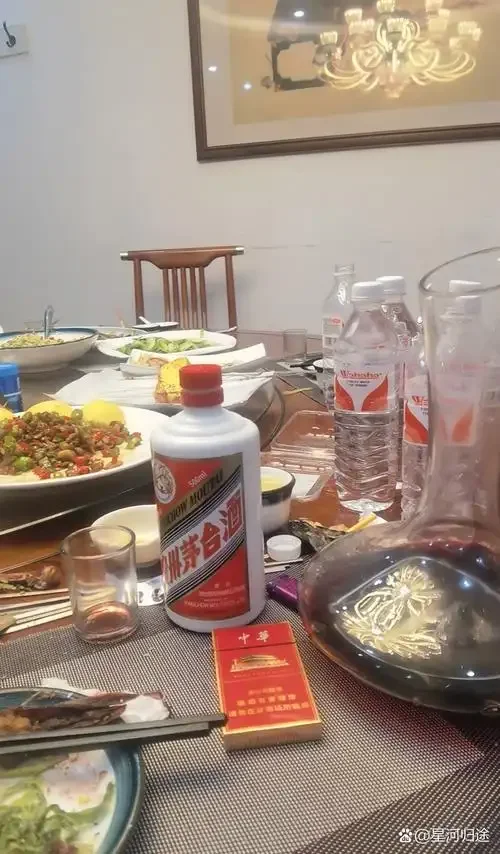 南楼山酿酒师在酒坊内手持品酒杯，分享白酒品鉴知识_1