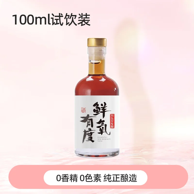 一瓶素净的评鉴酒与品酒杯、酿酒原料（高粱、酒曲）静置于古朴木桌，柔和光线凸显酒液质感与专业品鉴氛围_1