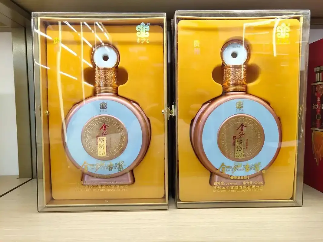 金沙古酱酒酿造工艺中的下沙环节，酿酒师正在混合高粱与大曲_1