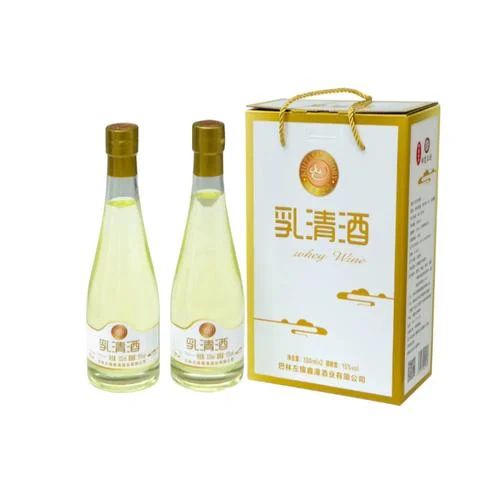 一杯清澈的半干型发酵酒，旁边摆放着酿造工具和糖度计，展示了酿造过程中的关键控制点。_1