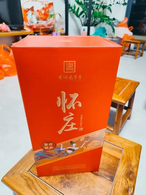怀庄酱香酒品鉴：琥珀色酒液在郁金香杯中呈现油亮光泽与细密酒花，旁边是红缨子糯高粱。_1