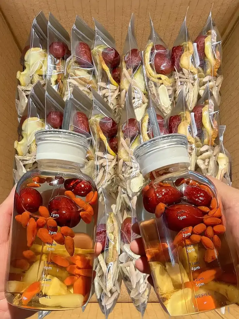 高丽参黄芪枸杞泡酒材料与工具特写：透明泡酒罐、高丽参、黄芪、枸杞、量杯和秤_1