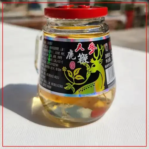 浸泡着人参和鹿鞭的琥珀色药酒特写，展示传统泡制药酒的工艺细节_1