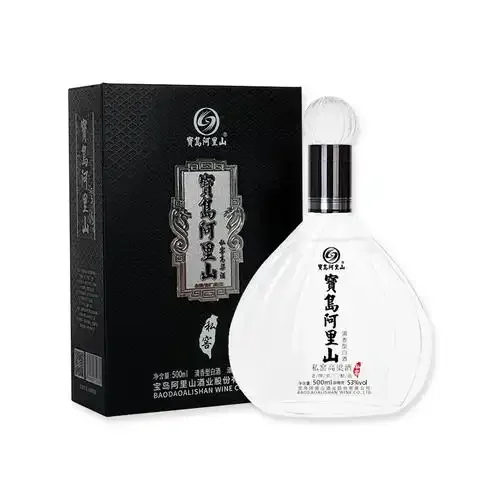 酿酒师在阿里山背景下进行高粱酒传统蒸馏操作，前景展示58度600ml阿里山高粱酒成品与原料_1