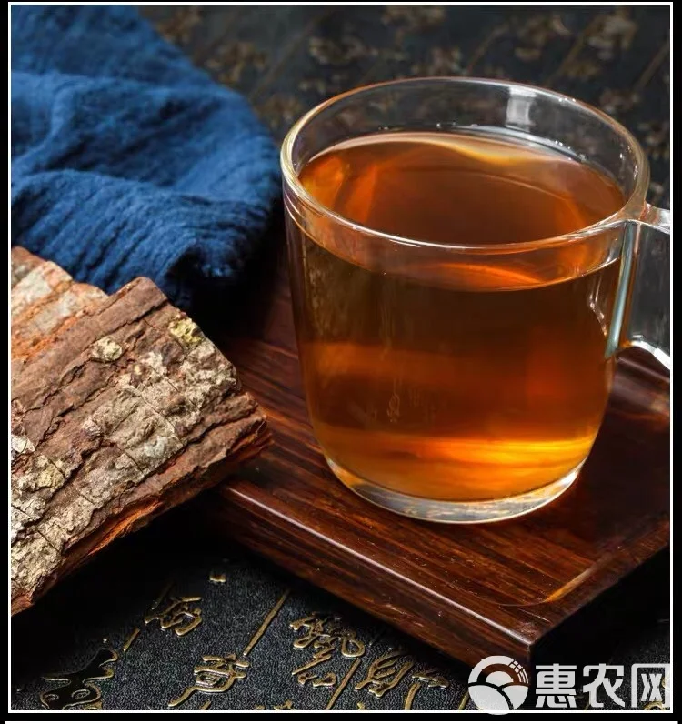 安哥拉树皮泡酒配方示例：透明玻璃罐中，安哥拉树皮与枸杞、红枣一同浸泡在酒中，旁边摆放着原材料和称量工具。_1