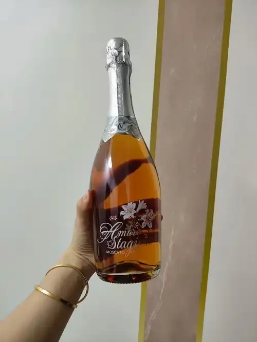 一杯金黄色甜白葡萄酒与一杯冒着气泡的起泡酒对比图，背景为酒窖环境。_1