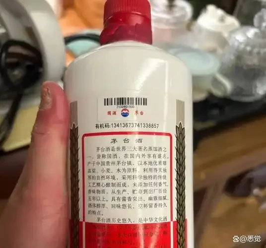 一瓶陈年酱香型白酒和一杯酒的特写，展示酒体颜色与粘稠度，用于年份鉴别教学。_1