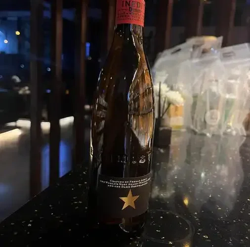 艾尔啤酒顶部发酵过程中，发酵罐内活跃的酵母泡沫层特写_1