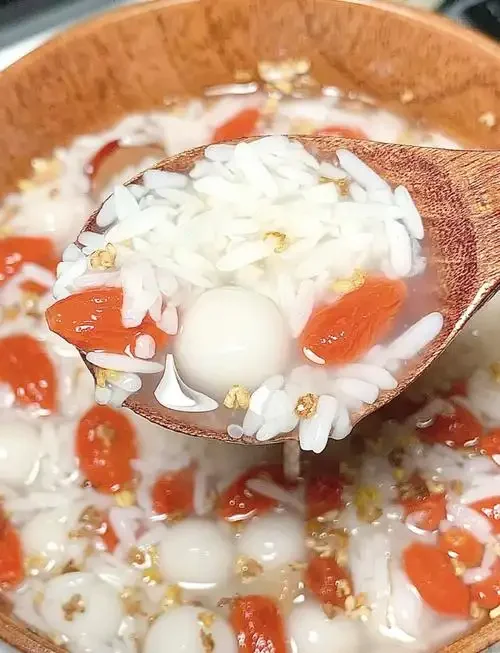 蒸好的糯米饭拌入酒曲的关键步骤特写_1