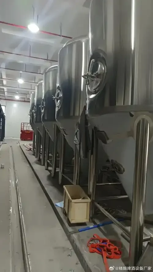 家庭自酿啤酒所需全套基础设备展示，包括发酵罐、量筒、温度计、虹吸管等工具_1