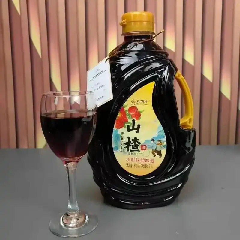 家庭自制山楂泡酒成品展示：透明玻璃罐中，红色山楂果浸泡在清澈的琥珀色酒液中，旁边摆放着新鲜山楂和冰糖。_1