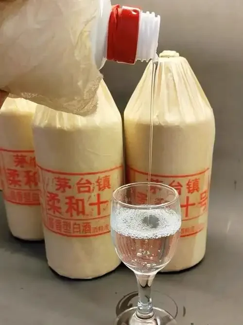 传统贵州白酒窖藏场景：陶坛整齐排列在地窖中，光线柔和，氛围静谧，展现时间对酒体的雕琢。_1