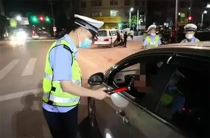 酒驾醉驾整治活动总结报告文件特写，展示复盘与总结的工作场景。_1