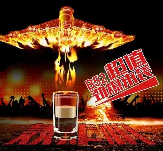 桌面上，一瓶自酿白酒与机票、酒店房卡并置，象征着对机酒套餐价值的深度思考_1