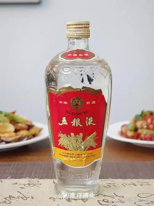 私人酒窖内景，展示多瓶有年份的收藏级白酒整齐陈列在木架上。_1
