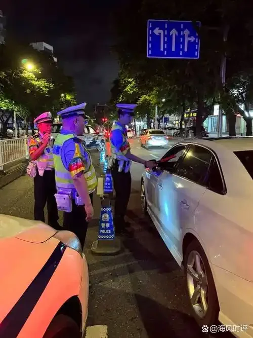 图解酒精代谢：一只手举着酒杯，背景是道路，杯中酒液上方显示酒精在人体内的分解路径。_1