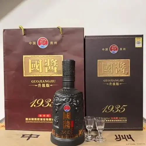 酿酒师手持红缨子糯高粱，展示酱香酒核心原料，背景为传统发酵窖池_1