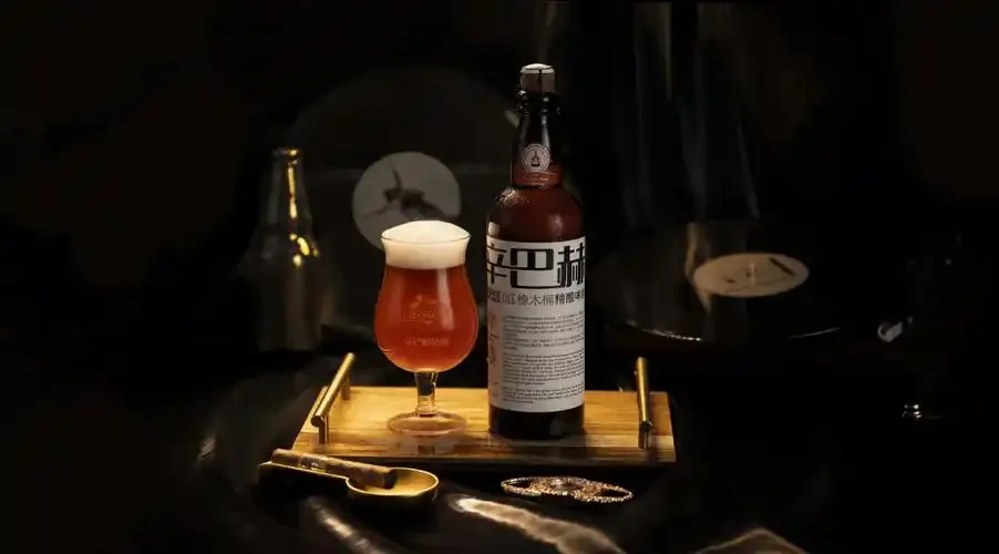 辛巴林精酿啤酒设备正在工作中的俯拍特写，展示了糖化和煮沸过程，旁边摆满了麦芽、啤酒花等原料。_1