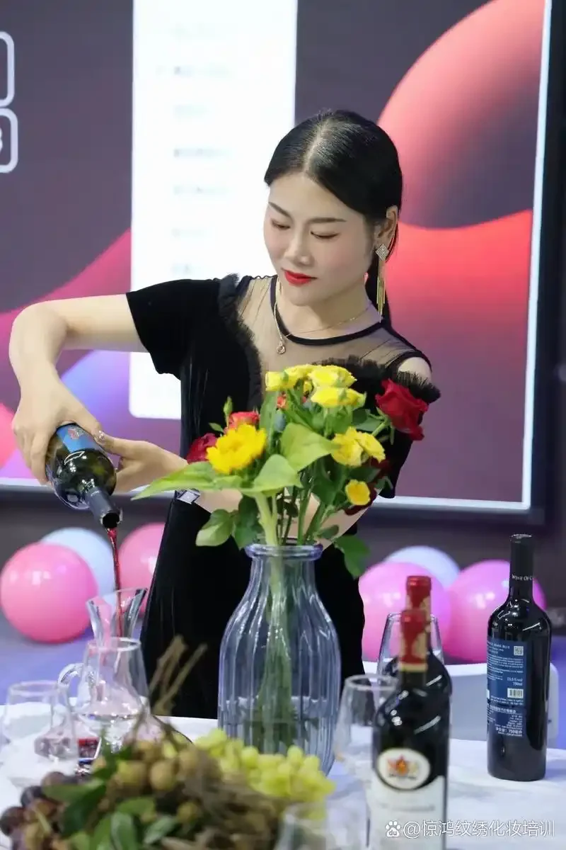 武汉红酒品酒师培训课堂实景：学员在专业讲师指导下观察红酒颜色_1