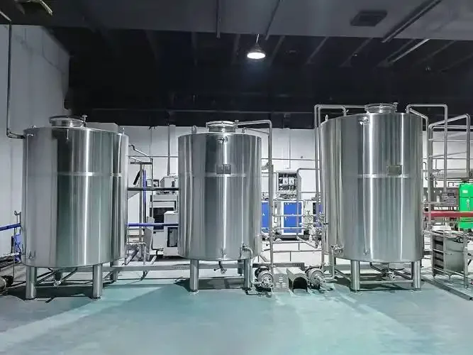 山东风格工坊内，操作人员正在使用一套不锈钢小型啤酒酿造设备进行酿造工作_1