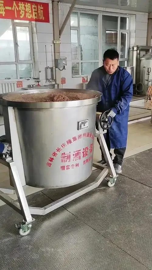 家庭小型酒坊中，一台不锈钢小型酿酒设备正在工作中，旁边摆放着酒坛和酿酒原料，展示了自酿白酒的完整场景。_1