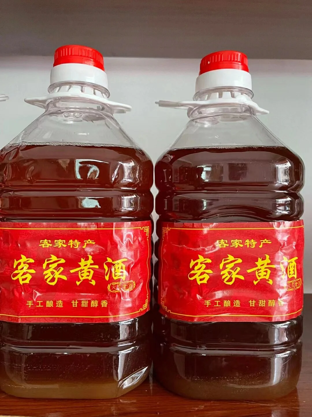 厨房桌面上，一壶黄酒与生姜、鱼肉等食材搭配，展示黄酒在烹饪和养生中的实际应用场景。_1