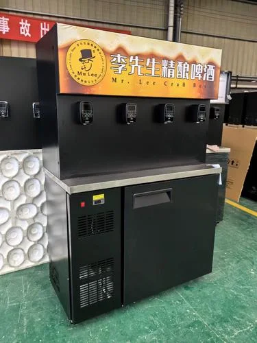 邢台啤酒设备选购现场实拍：酿酒师正在仔细检查一套不锈钢酿造设备的细节工艺_1