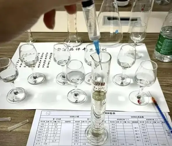 专业酿酒师正在进行白酒勾兑实验操作_1