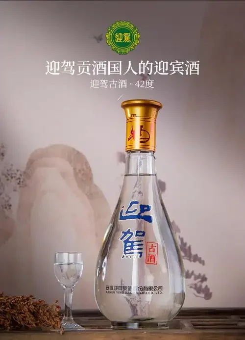 古代与现代酿酒场景融合插画，展示粮食酒从传统陶甑蒸馏到现代工艺的传承演变_1