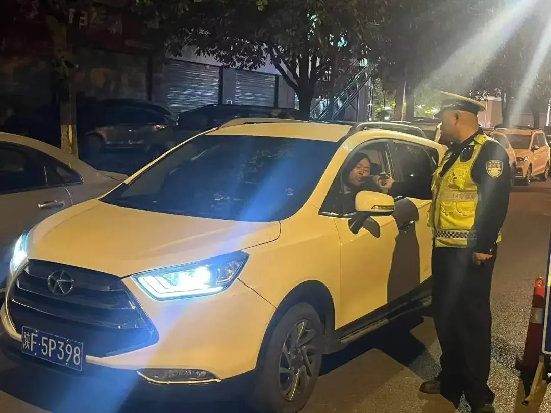 酿酒场景与交警酒驾检查场景对比插画，寓意美酒创造与安全守护_1