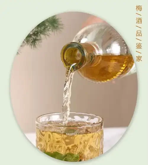 手工酿造梅子蜂蜜酒过程特写：将蜂蜜加入泡有青梅的玻璃罐中_1