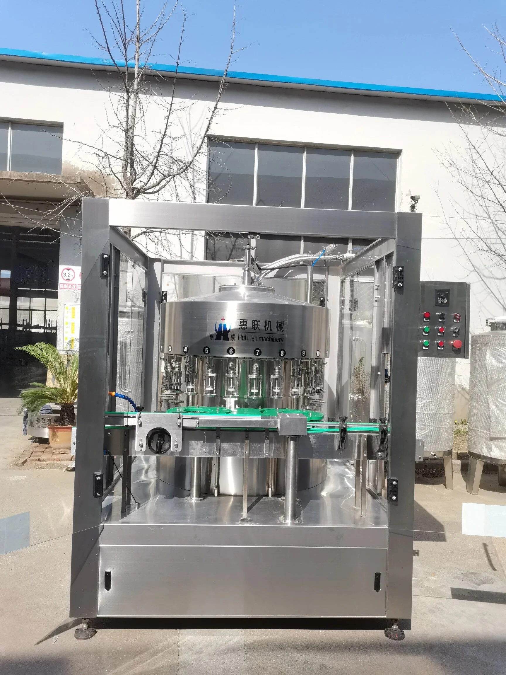 家庭或小型红酒生产设备组合展示，包括破碎机、发酵罐和灌装设备_1