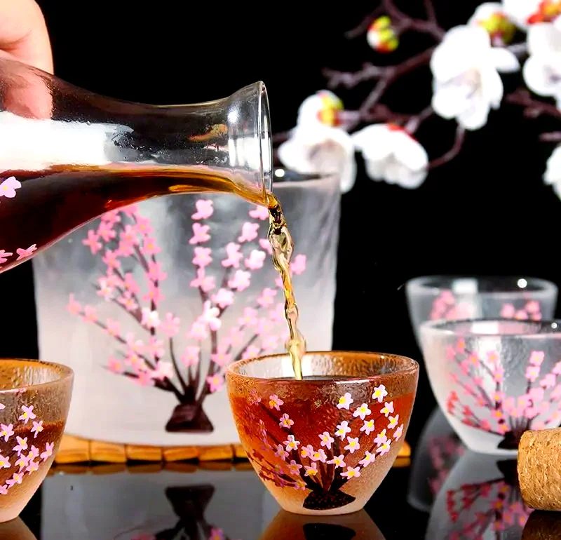 自制樱桃酒过程：透明玻璃罐中装满去核樱桃与糖，正在发酵中_1