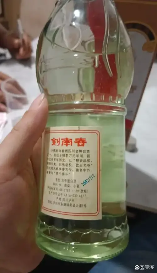 瓶装酒与散装酒实物对比图：精美瓶装酒与朴实酒坛的视觉差异_1