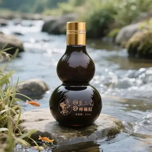 酿酒师正在精心调配和搅拌泡制药酒，展示传统药酒制作过程_1