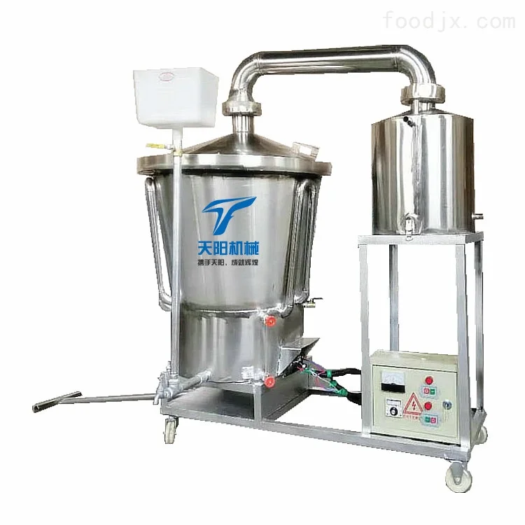 资深酿酒师正在操作小型不锈钢酿酒设备，专注观察出酒情况_1