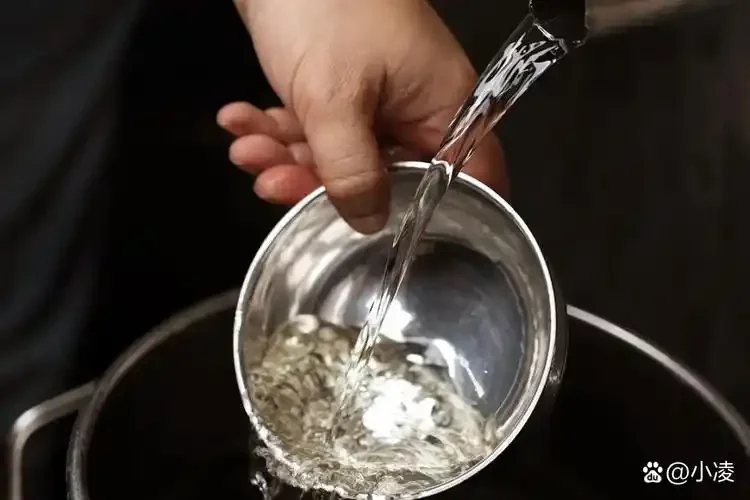 酿酒师在20摄氏度恒温环境下，使用玻璃棒搅拌装有中药材的透明泡酒罐_1